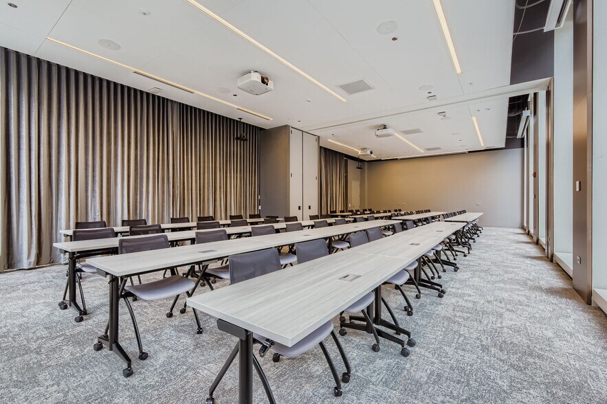 More Photos Of 222 S Riverside Plz, Chicago Office Residential For Lease