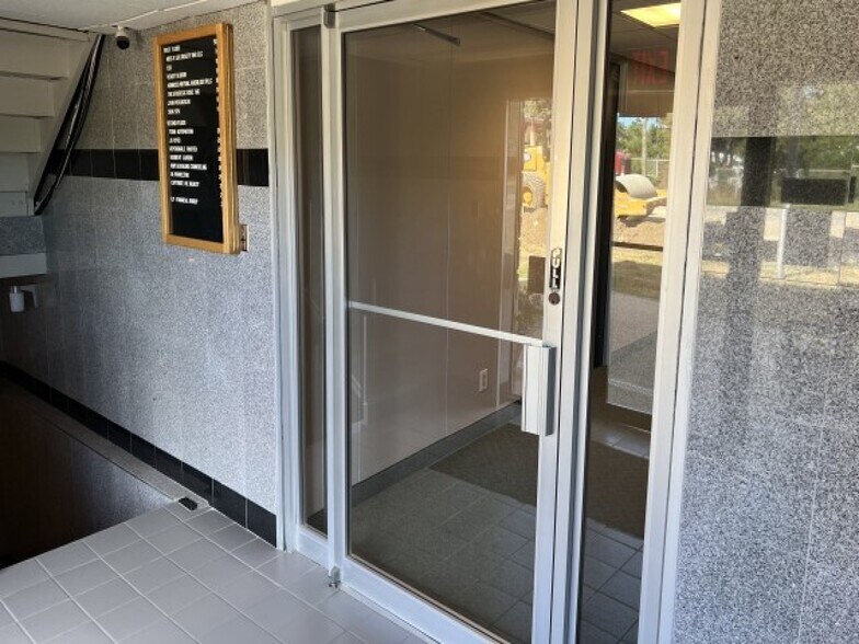 More Photos Of 1877 Orchard Lake Rd, Sylvan Lake Medical For Sale