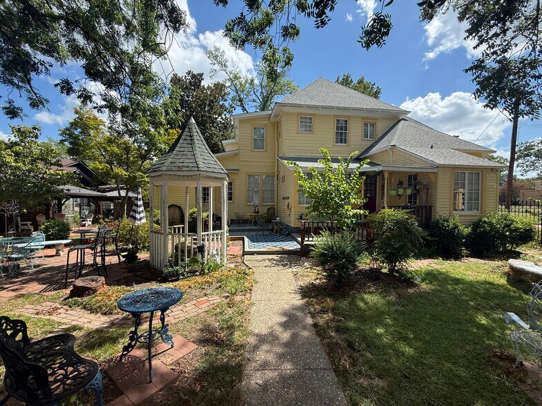 More Photos Of 611 W Woldert St, Tyler Hospitality For Sale
