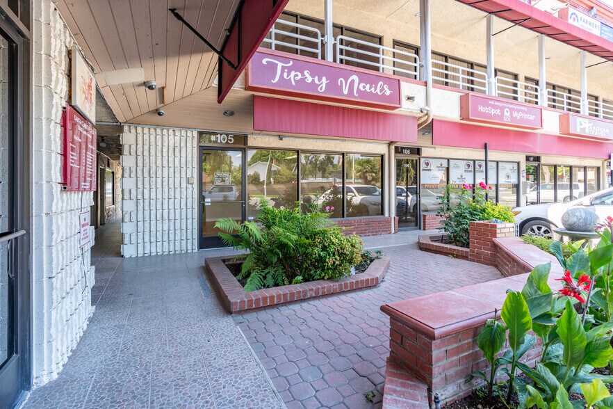 More Photos Of 23942-23945 Lyons Ave, Santa Clarita Storefront Retail Office For Lease