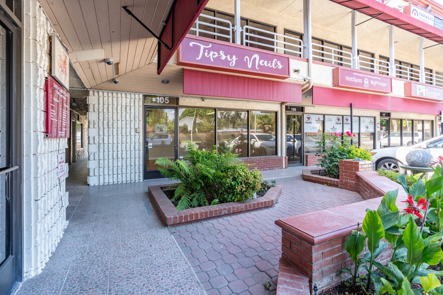 More Photos Of 23942-23945 Lyons Ave, Santa Clarita Storefront Retail Office For Lease