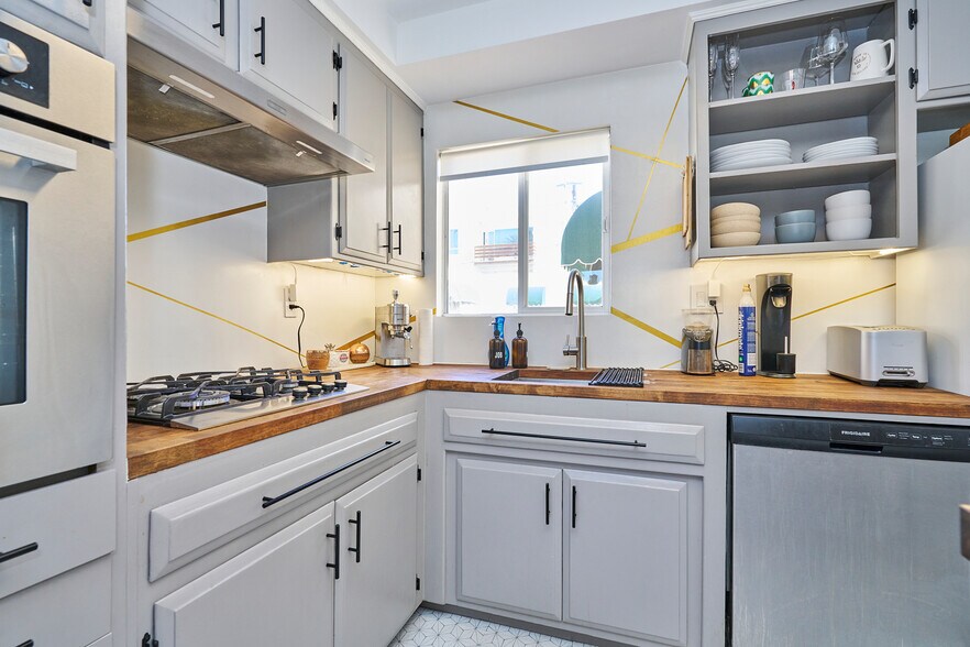 More Photos Of 540 N Orlando Ave, Los Angeles Apartments For Sale