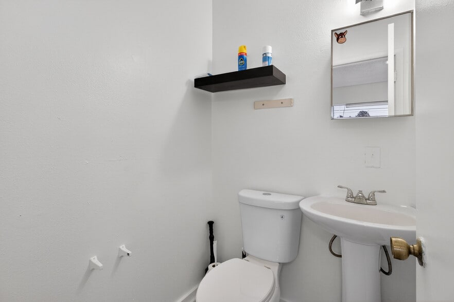 More Photos Of 18508-18510 US Highway 19, Hudson Light Manufacturing For Lease