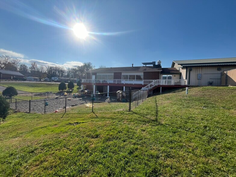 More Photos Of 412 S Madison Ave, North Vernon Flex For Sale