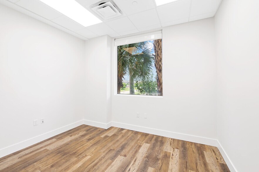 More Photos Of 2465 Mercer Ave, West Palm Beach Office For Lease