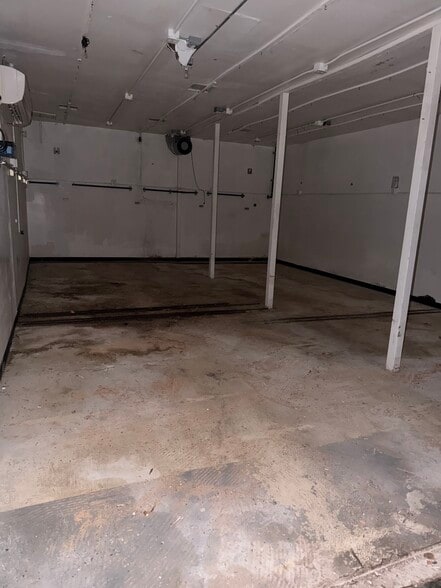 More Photos Of 14844 Aetna St, Van Nuys Warehouse For Lease