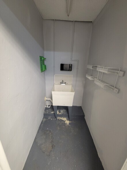 More Photos Of 2893 Edison Ave, Jacksonville Storefront Retail Office For Lease