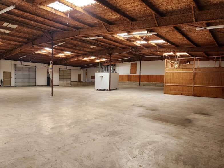 More Photos Of 1841 W Division St, Arlington Industrial For Sale