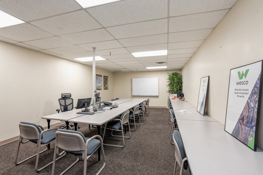 More Photos Of 2301 Fleur Dr, Des Moines Warehouse For Sale