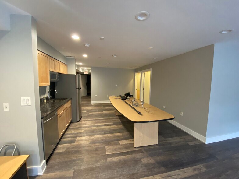 More Photos Of 687-689 N Milwaukee Ave, Chicago Apartments For Lease