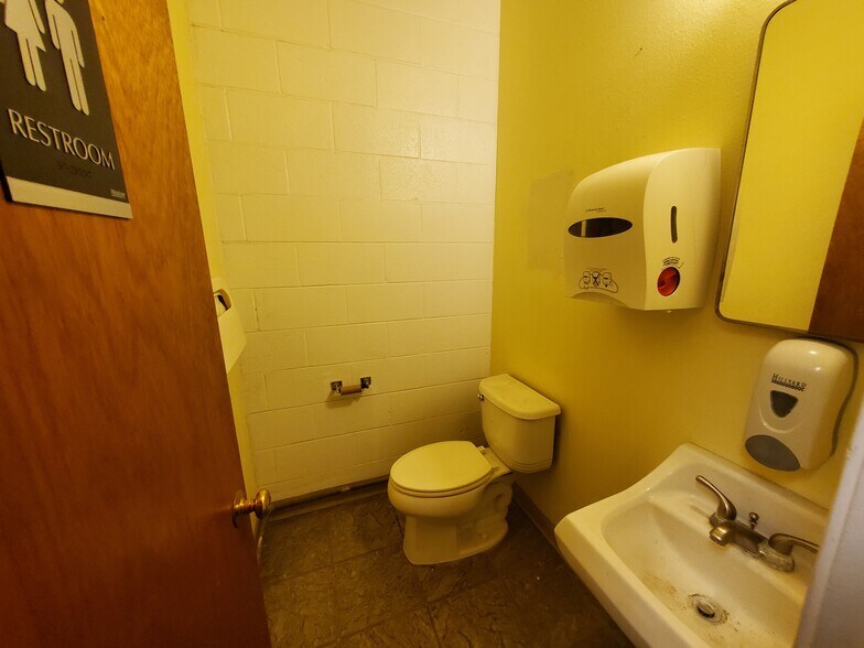 More Photos Of 1343-1353 W Main St, Merced General Retail For Sale
