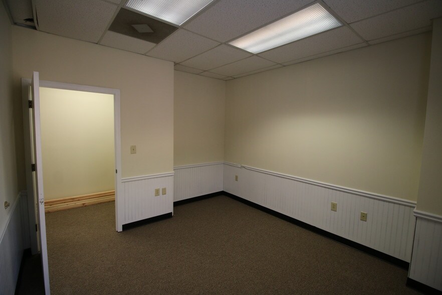 More Photos Of 297 Industrial Park Dr, Lawrenceville Warehouse For Lease