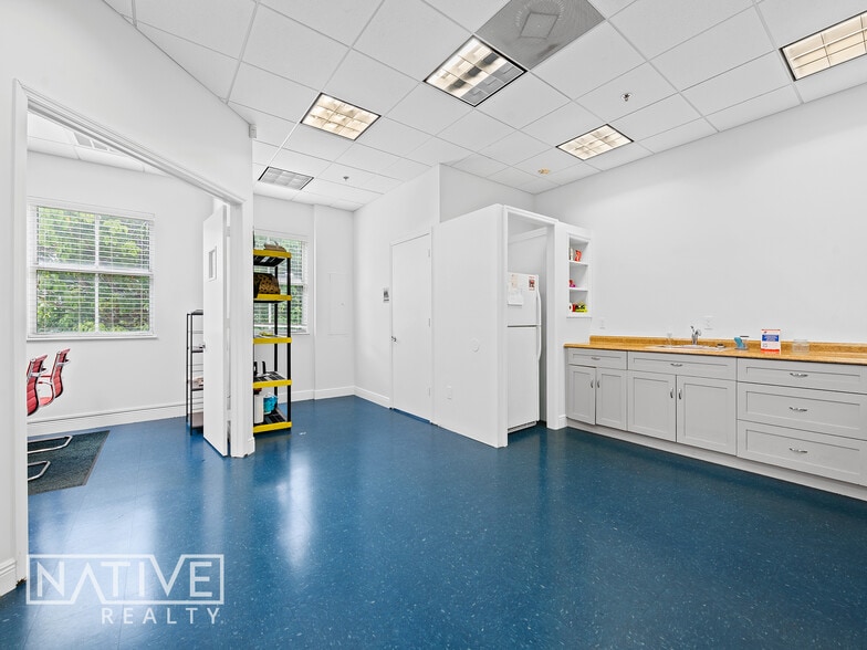 More Photos Of 701 SE 32nd Ct, Fort Lauderdale Flex For Lease