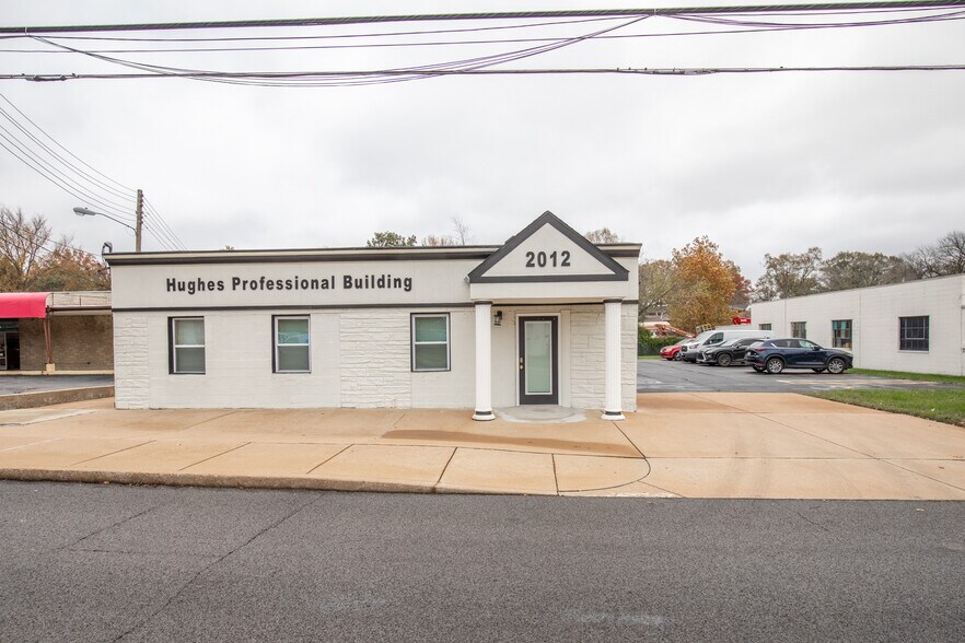 More Photos Of 2012 Woodson Rd, Overland Showroom For Sale