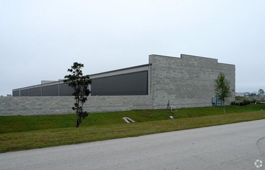 More Photos Of 915 Biscayne Blvd, Deland Airplane Hangar For Sale