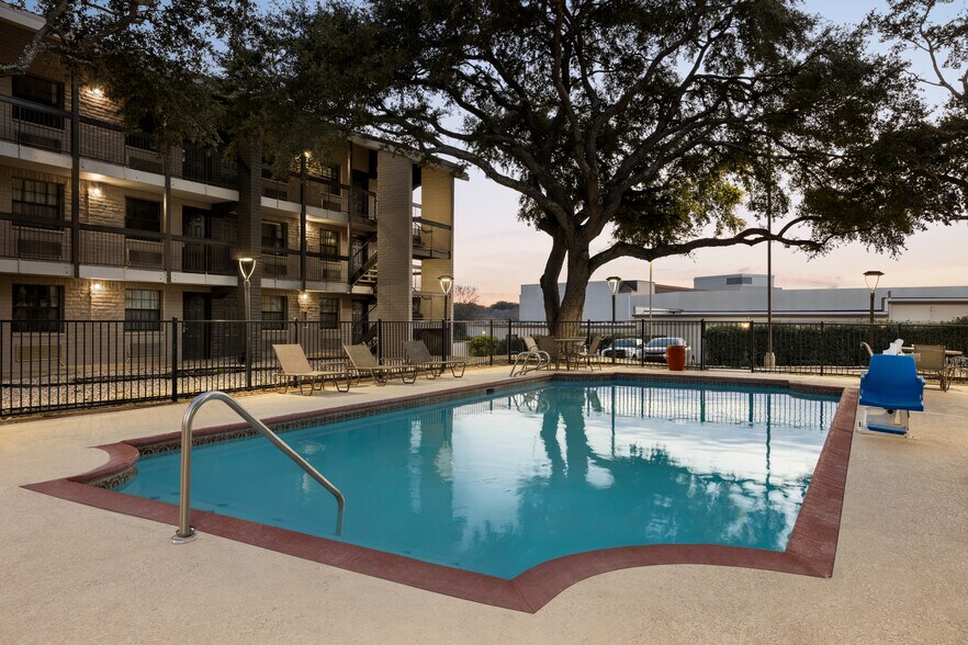 More Photos Of 12822 N Interstate 35, Live Oak Hotel For Sale