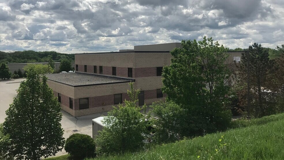 More Photos Of 821 Corporate Ct, Waukesha Showroom For Sale