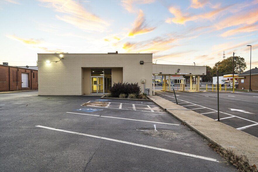 More Photos Of 704 N Cannon Blvd, Kannapolis Bank For Lease