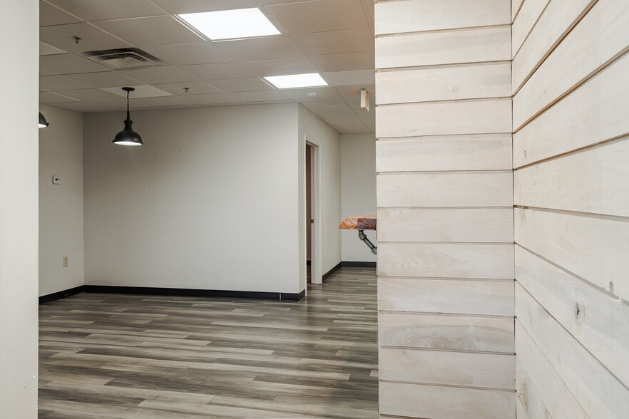 More Photos Of 1707 Alpine Dr, Columbia Storefront Retail Office For Lease