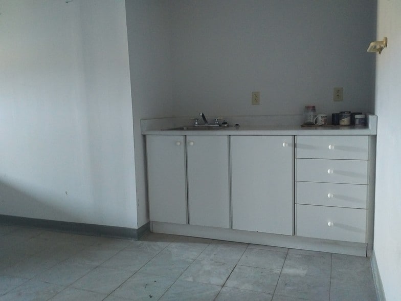 More Photos Of 15 Howard Pl, Kitchener Warehouse For Sale