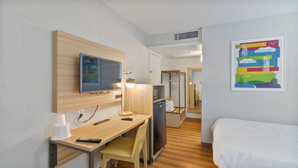 More Photos Of 1561 6th St, Wells Hotel For Sale