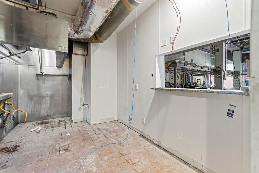 More Photos Of 262 Pharr Rd NE, Atlanta Restaurant For Lease