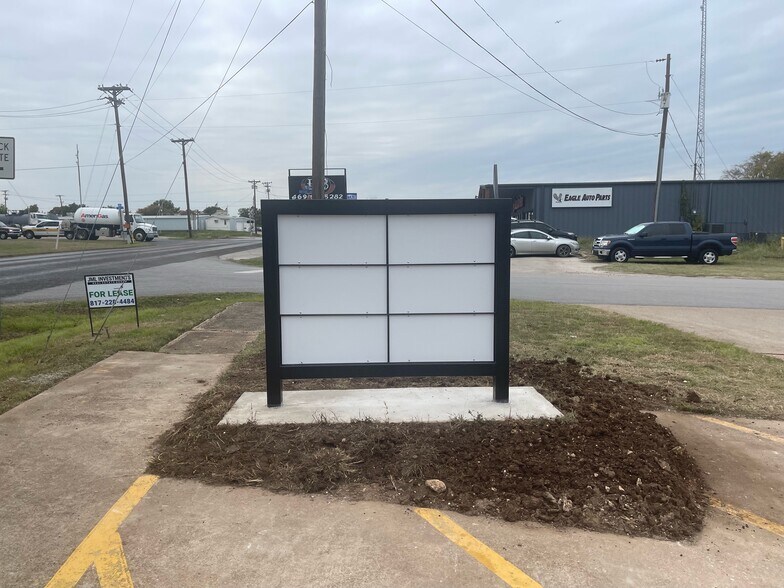 More Photos Of 300 Bryant Ave, Midlothian Light Distribution For Lease