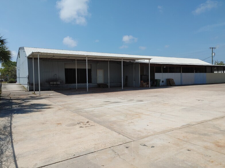 More Photos Of 715 5th St E, Bradenton Warehouse For Lease