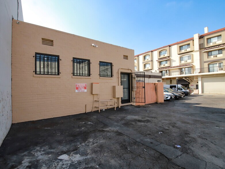 More Photos Of 212 N San Fernando Blvd, Burbank Storefront For Lease