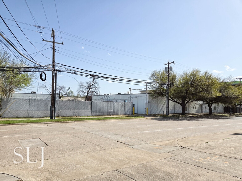 More Photos Of 1100 S Akard St, Dallas Flex For Lease