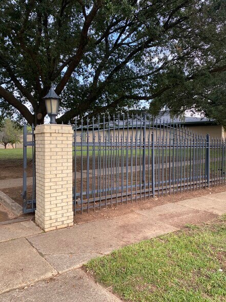 More Photos Of 9400 Village Green Dr, Shreveport Office For Lease