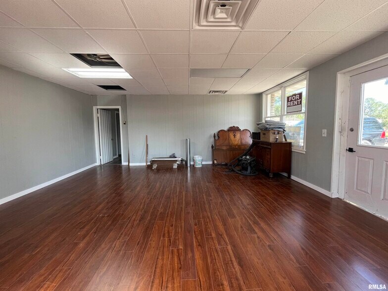 More Photos Of 421 E Moneta Ave, Peoria Heights Self Storage For Sale