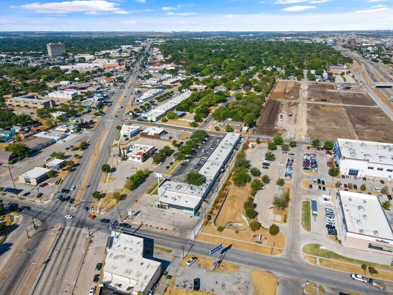 More Photos Of 5700-5730 Locke Ave, Fort Worth Unknown For Lease