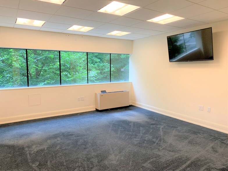 More Photos Of 67 Holly Hill Ln, Greenwich Office For Sale