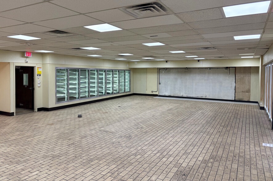 More Photos Of 13805 Plumbrook Rd, Sterling Heights Freestanding For Lease