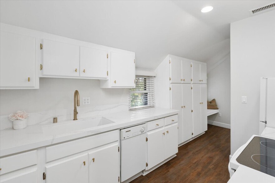 More Photos Of 136-140 W 3rd Ave, Escondido Office For Sale