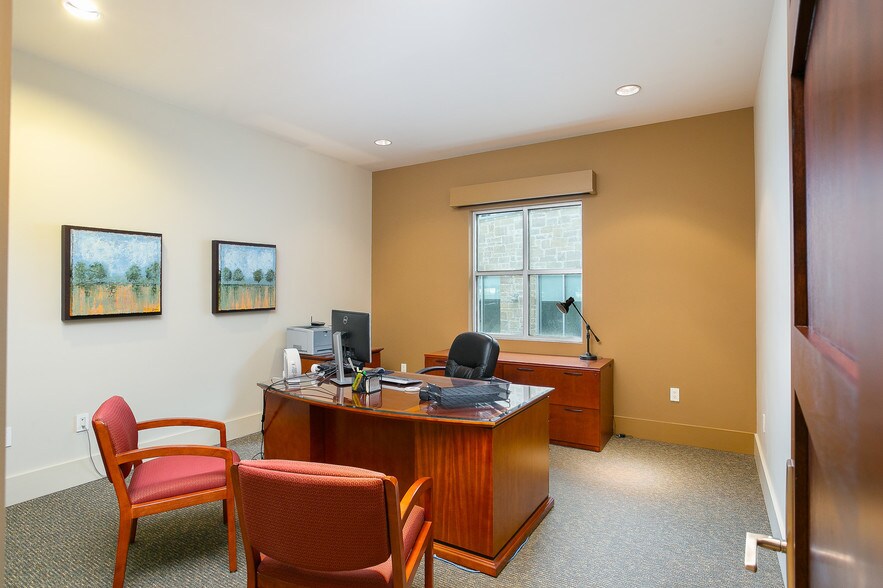 More Photos Of 16111 Via Shavano, San Antonio Office For Lease