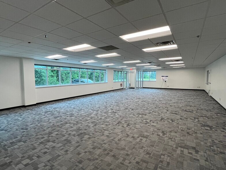 More Photos Of 1010 Aldrin Dr, Eagan Warehouse For Lease