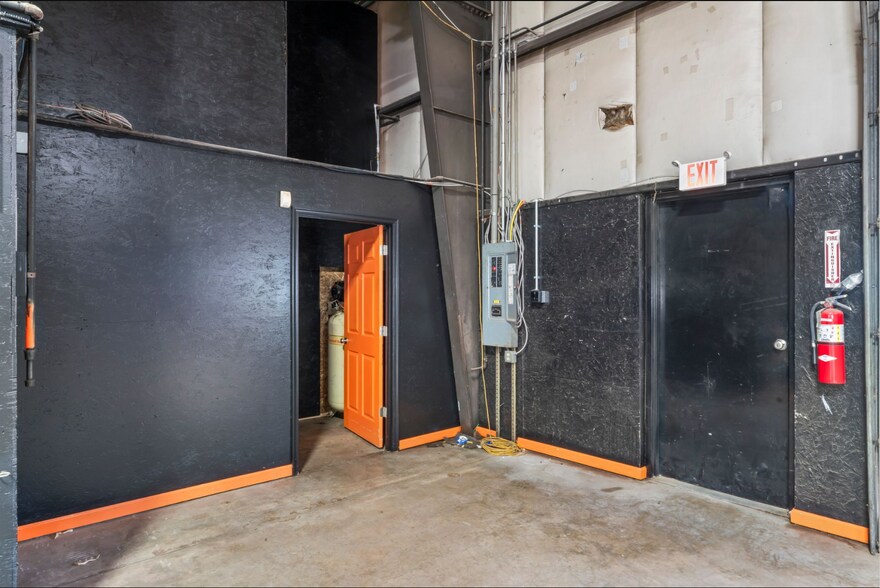 More Photos Of 10210 Marsh Rd, Bealeton Warehouse For Lease