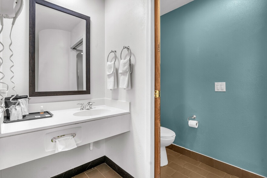 More Photos Of 220 Caravan Dr, Elkhart Hotel For Sale