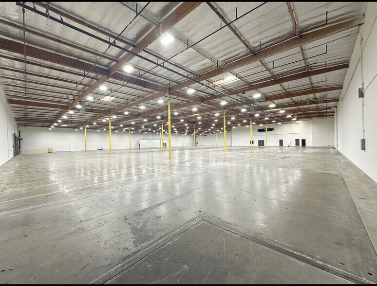 More Photos Of 5155 Goldman Ave, Moorpark Manufacturing For Sale