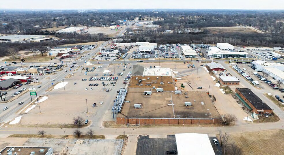 More Photos Of 105-115 SW 29th St, Topeka General Retail For Sale