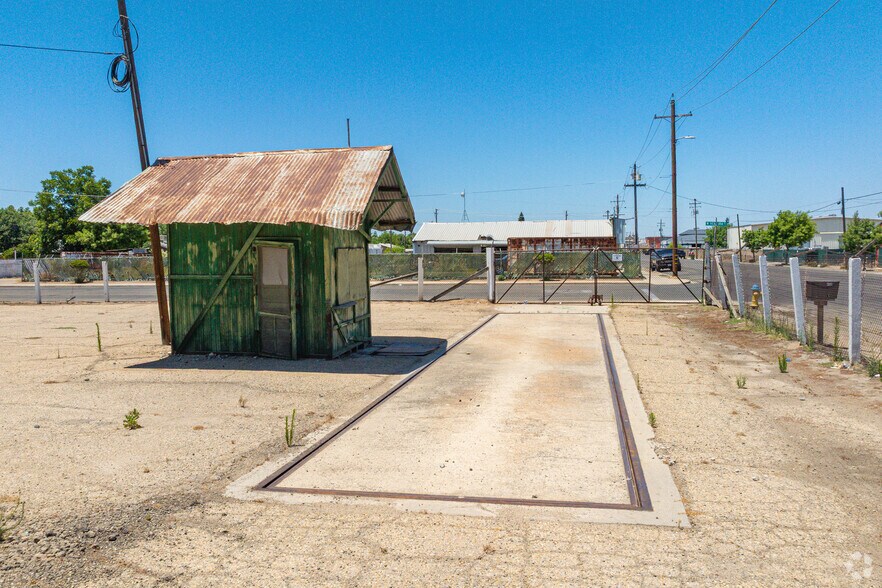 More Photos Of 430 W Ventura St, Dinuba Warehouse For Lease