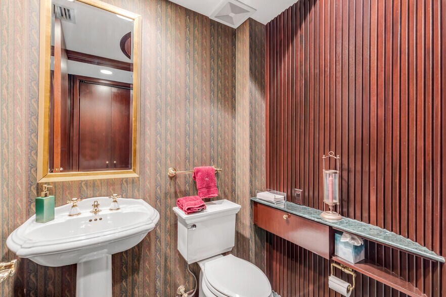 More Photos Of 100-104 Riverside Dr, New Smyrna Beach Office For Sale