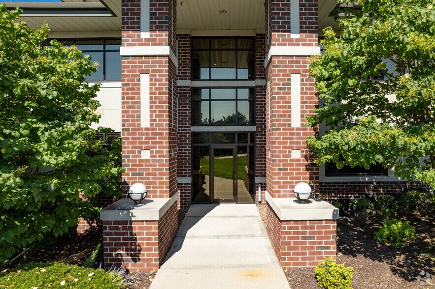 More Photos Of 1166 Quail Ct, Pewaukee Office For Lease