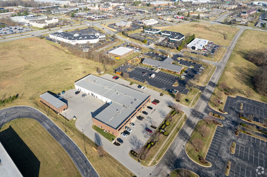 More Photos Of 1902 Campus Pl, Jeffersontown Light Distribution For Lease