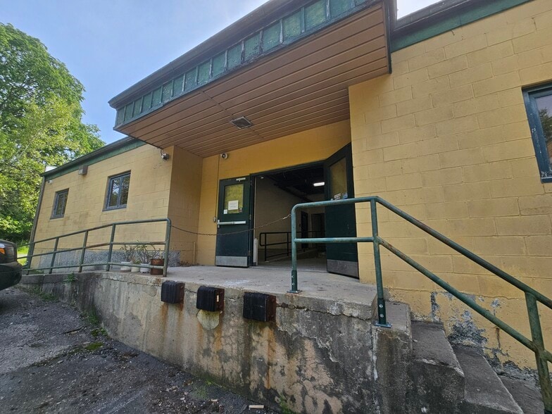More Photos Of 20 Industrial Dr, Middletown Light Manufacturing For Lease