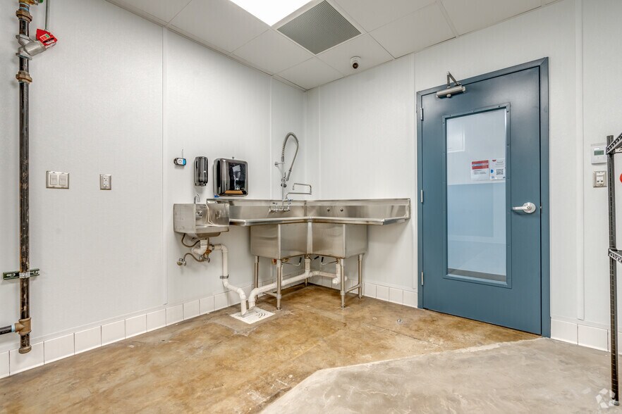 More Photos Of 4321 Live Oak St, Dallas Freestanding For Sale