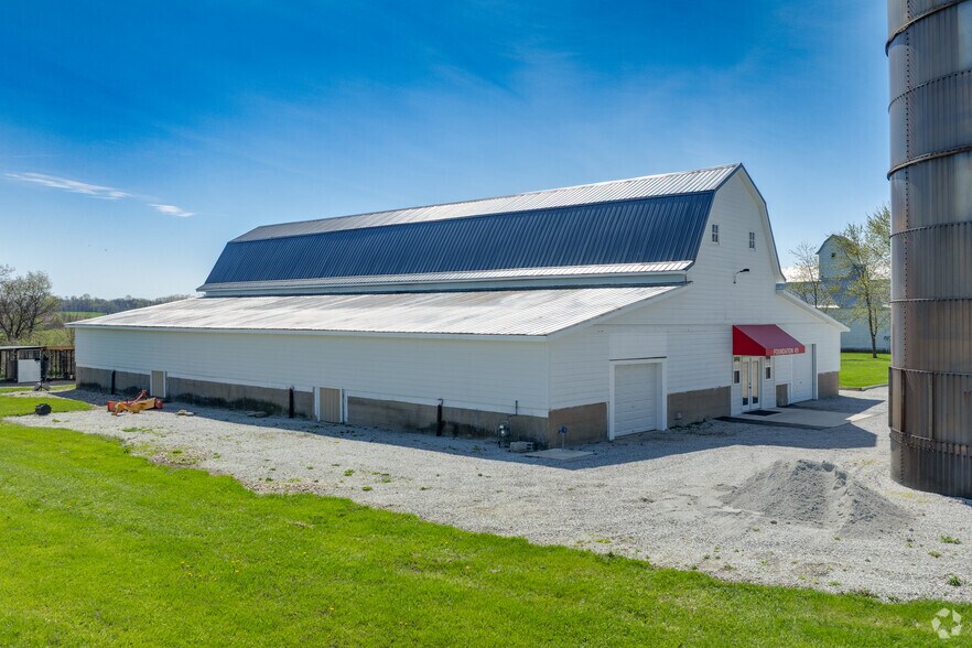 More Photos Of 27 S 100 W, Valparaiso Veterinarian Kennel For Sale