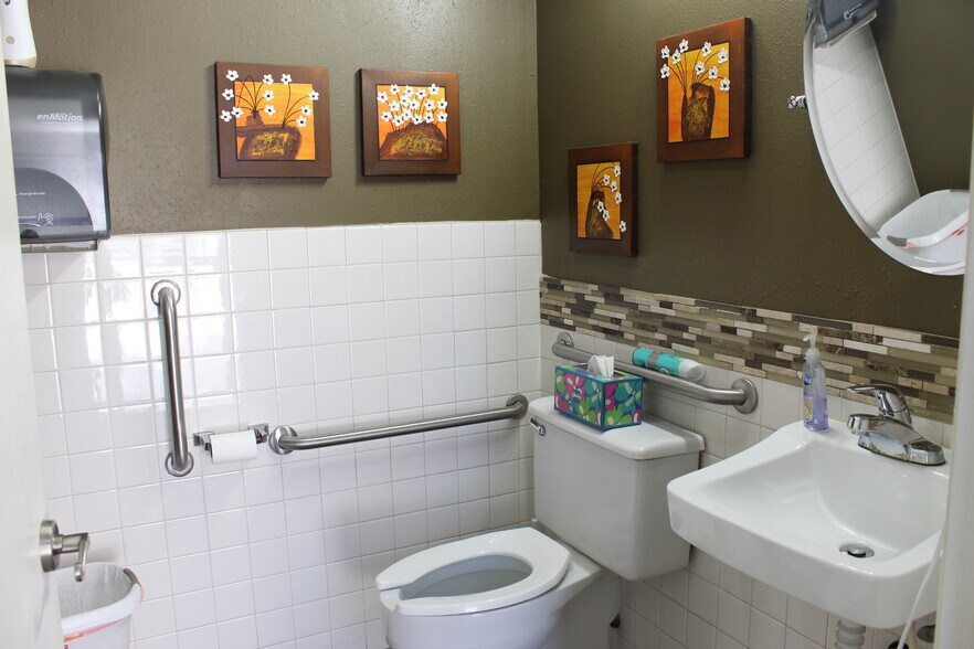 More Photos Of 6820-6848 Washington Ave S, Eden Prairie Showroom For Lease